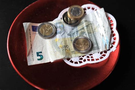 trinkgeld portugal|Tipping in Portugal: DOs & DONTs